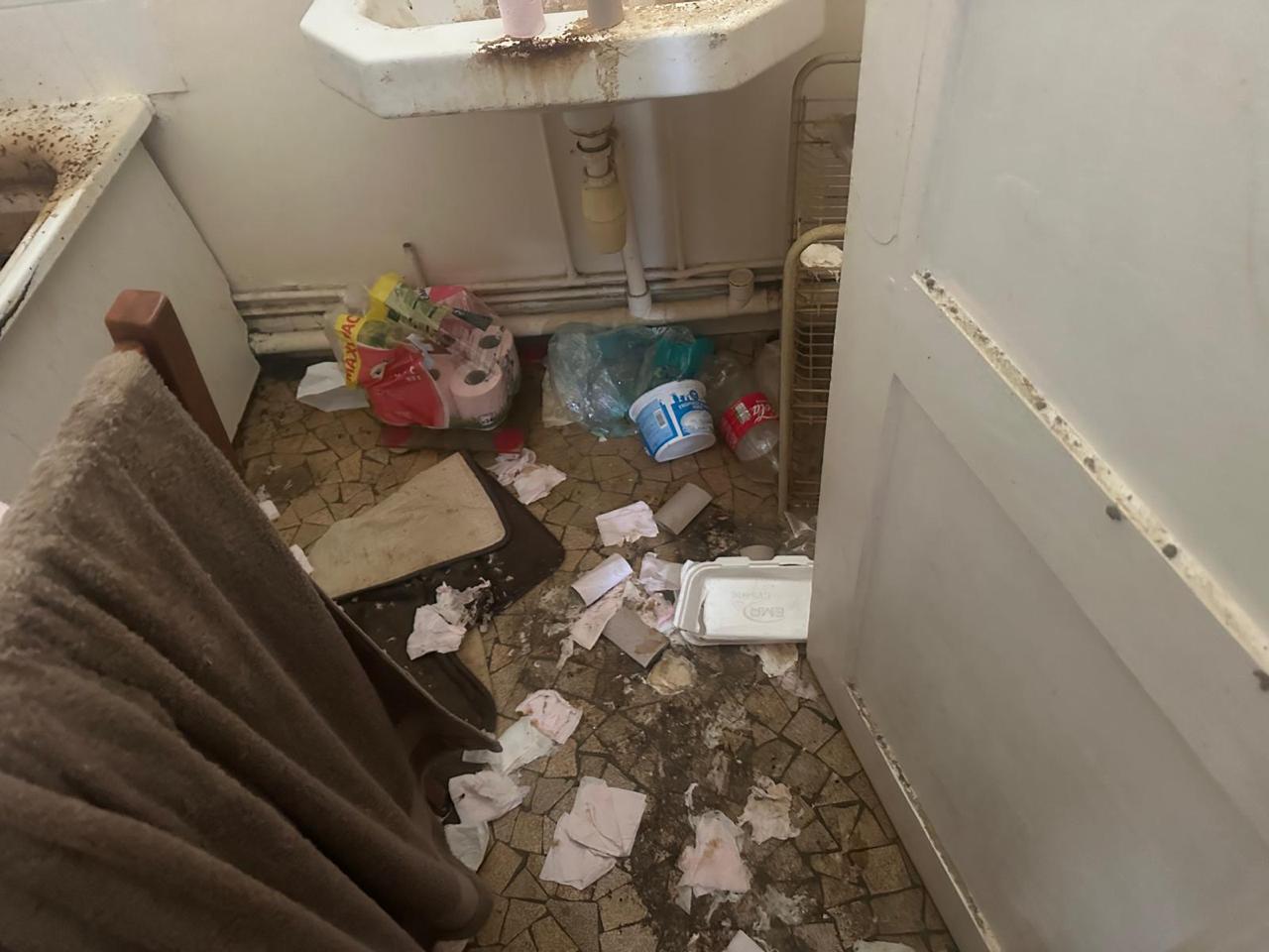 Comment récupérer un logement squatté : techniques de nettoyage et de désinfection IMG 20241217 WA0037 1